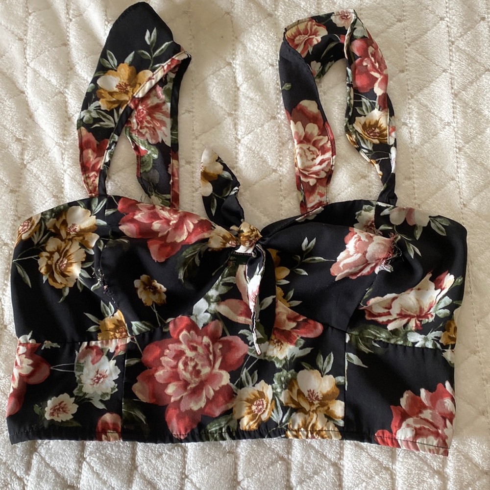 Cute flower top! Great for summer